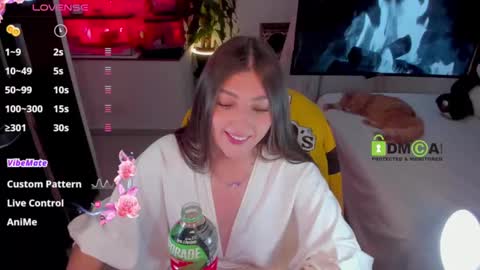 Snapshot of khionebesset chatting on 09/25/25, 05:00 Khi. online show from 09/25/25, 05:00