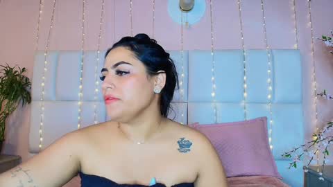Snapshot of kiana_cream chatting on 01/03/25, 01:38 N M online show from 01/03/25, 01:38