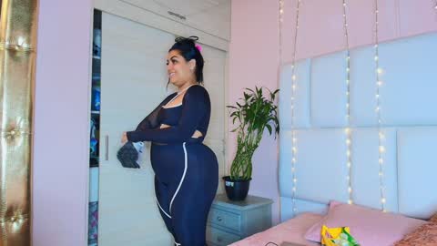 Snapshot of kiana_cream chatting on 01/04/25, 11:33 N M online show from 01/04/25, 11:33