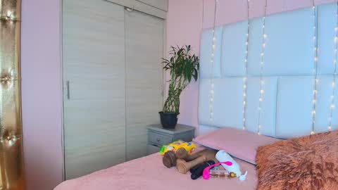 Snapshot of kiana_cream chatting on 01/12/25, 01:48 N M online show from 01/12/25, 01:48