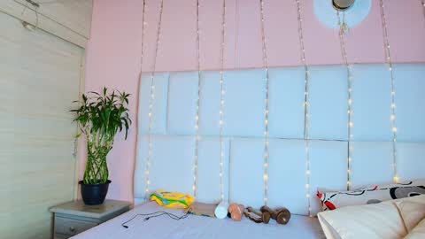Snapshot of kiana_cream chatting on 01/22/25, 11:34 N M online show from 01/22/25, 11:34