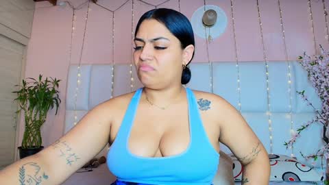 Snapshot of kiana_cream chatting on 01/23/25, 02:39 N M online show from 01/23/25, 02:39