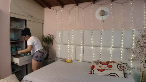 Snapshot of kiana_cream chatting on 01/29/25, 11:30 N M online show from 01/29/25, 11:30