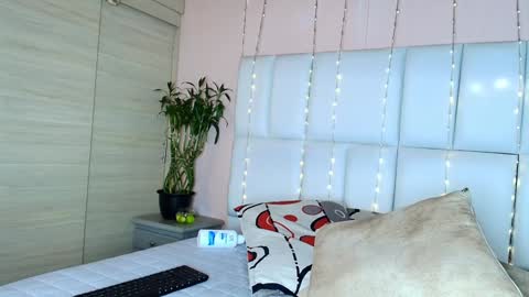Snapshot of kiana_cream chatting on 02/01/25, 08:58 N M online show from 02/01/25, 08:58