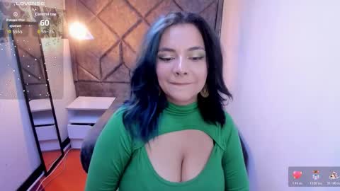 Snapshot of kiara_cruz__ chatting on 10/29/25, 08:43 kiara Cruz online show from 10/29/25, 08:43