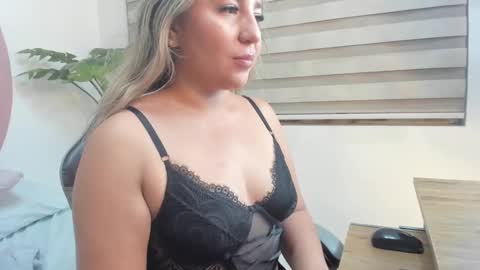 Snapshot of kiara_mirren chatting on 09/26/25, 03:32 K I A R A  online show from 09/26/25, 03:32