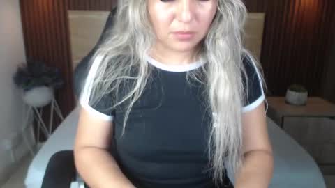 Snapshot of kiara_mirren chatting on 10/04/25, 07:56 K I A R A  online show from 10/04/25, 07:56