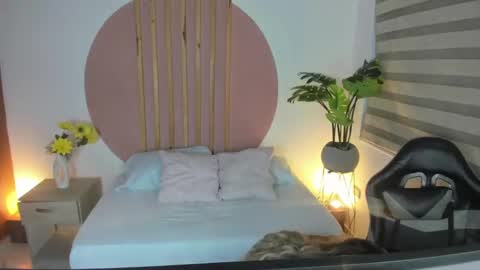 Snapshot of kiara_mirren chatting on 10/10/25, 02:32 K I A R A  online show from 10/10/25, 02:32