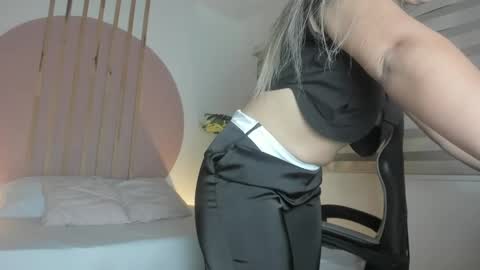 Snapshot of kiara_mirren chatting on 10/24/25, 02:41 K I A R A  online show from 10/24/25, 02:41