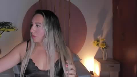 Snapshot of kiara_mirren chatting on 10/26/25, 02:17 K I A R A  online show from 10/26/25, 02:17