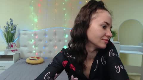 Snapshot of kiaracriegs chatting on 01/20/25, 03:59 Kara online show from 01/20/25, 03:59