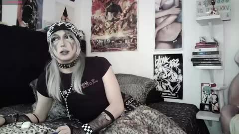 Snapshot of kiiller_queen chatting on 04/18/26, 04:22 kenny online show from 04/18/26, 04:22