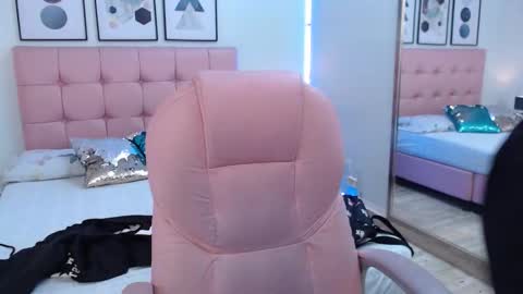 Snapshot of kiki_cams chatting on 10/22/25, 04:18 kIKI online show from 10/22/25, 04:18