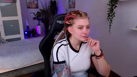 Kiki online show from 11/13/25, 02:16