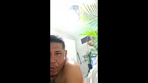 Snapshot of kiloflores124 chatting on 12/21/25, 09:49 kiloflores124 online show from 12/21/25, 09:49