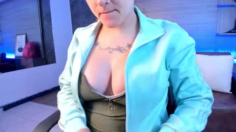 Snapshot of kim_brown_ chatting on 10/08/25, 10:46 Kim online show from 10/08/25, 10:46