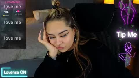 Snapshot of kim_brownie chatting on 10/19/25, 08:37 Kim online show from 10/19/25, 08:37