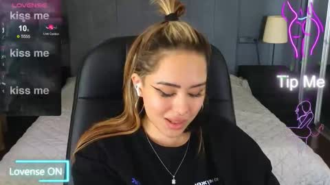 Snapshot of kim_brownie chatting on 10/22/25, 08:47 Kim online show from 10/22/25, 08:47