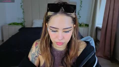 Snapshot of kim_brownie chatting on 10/29/25, 09:44 Kim online show from 10/29/25, 09:44