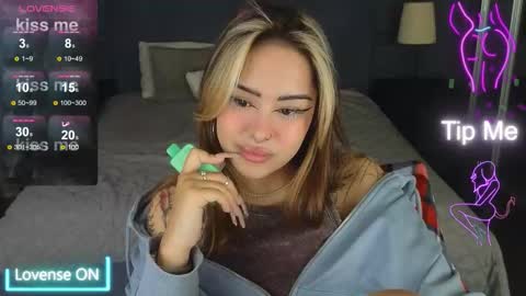 Snapshot of kim_brownie chatting on 11/17/25, 05:02 Kim online show from 11/17/25, 05:02