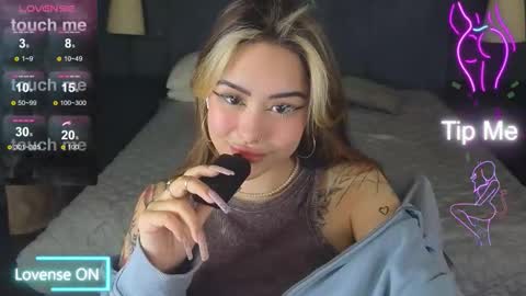 Snapshot of kim_brownie chatting on 11/18/25, 05:23 Kim online show from 11/18/25, 05:23