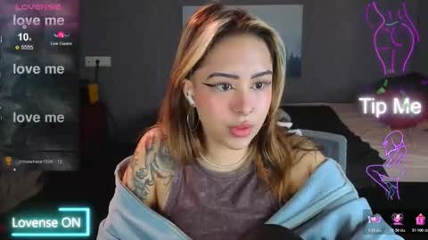 Snapshot of kim_brownie chatting on 11/19/25, 05:07 Kim online show from 11/19/25, 05:07