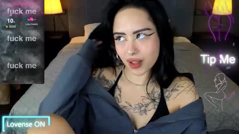 Snapshot of kim_brownie chatting on 12/05/25, 08:27 Kim online show from 12/05/25, 08:27