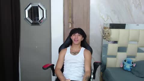 Snapshot of kim_curly_ chatting on 05/06/26, 01:05 KIM online show from 05/06/26, 01:05