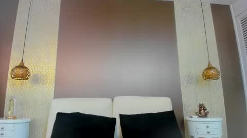 K I M online show from 10/12/25, 11:42