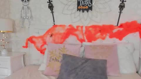 Snapshot of kimberlin_cam_ chatting on 10/31/25, 08:43 Kimberlin online show from 10/31/25, 08:43