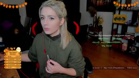 Wolfs Girl online show from 10/30/25, 07:25