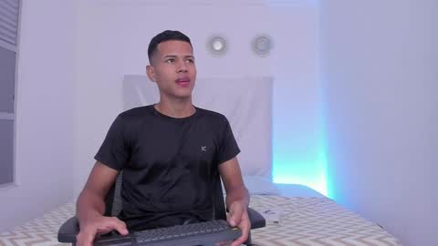 Snapshot of kingstark_ chatting on 10/03/25, 11:40 sebastian online show from 10/03/25, 11:40