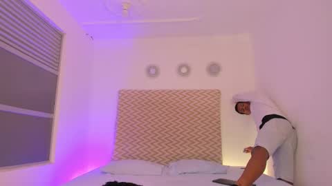 Snapshot of kingstark_ chatting on 10/31/25, 11:22 sebastian online show from 10/31/25, 11:22