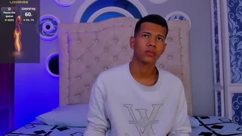 Snapshot of kingstark_ chatting on 11/23/25, 10:37 sebastian online show from 11/23/25, 10:37