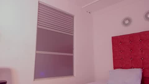 Snapshot of kingstark_ chatting on 12/04/25, 02:04 sebastian online show from 12/04/25, 02:04