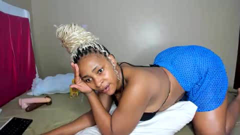 Snapshot of kinkylyla chatting on 09/25/25, 07:45 Kinky online show from 09/25/25, 07:45