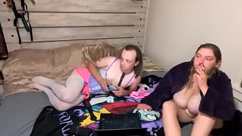 Snapshot of kinkyqueenandpet95 chatting on 10/18/25, 03:53 kinkyqueenandpet95 online show from 10/18/25, 03:53