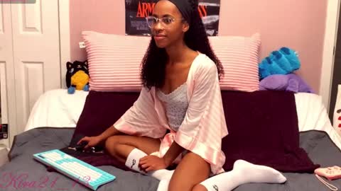 Snapshot of kira21_13 chatting on 10/27/25, 12:58 Kira21 13 online show from 10/27/25, 12:58