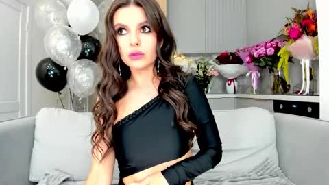 Snapshot of kira_mmr chatting on 09/21/25, 03:02 Kira and friends online show from 09/21/25, 03:02