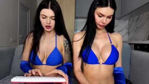 Snapshot of kira_mmr chatting on 10/27/25, 02:10 Kira and friends online show from 10/27/25, 02:10