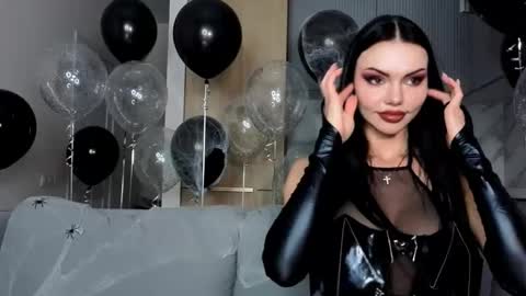 Snapshot of kira_mmr chatting on 10/31/25, 03:35 Kira and friends online show from 10/31/25, 03:35