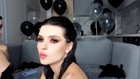 Snapshot of kira_mmr chatting on 11/02/25, 03:42 Kira and friends online show from 11/02/25, 03:42