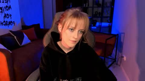 Snapshot of kiramontoyaa chatting on 12/16/25, 08:36 Kira online show from 12/16/25, 08:36