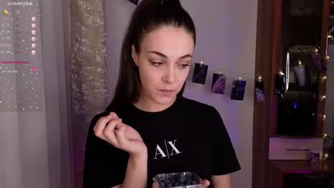 Kira cute online show from 11/18/25, 09:30