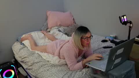 Snapshot of kirkcammerman1 chatting on 12/29/24, 08:22 Onya online show from 12/29/24, 08:22