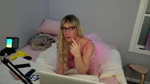 Snapshot of kirkcammerman1 chatting on 01/10/25, 08:40 Onya online show from 01/10/25, 08:40