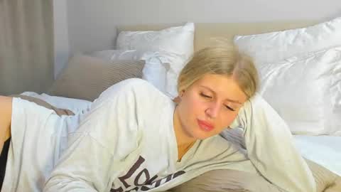Kira online show from 07/28/26, 06:42