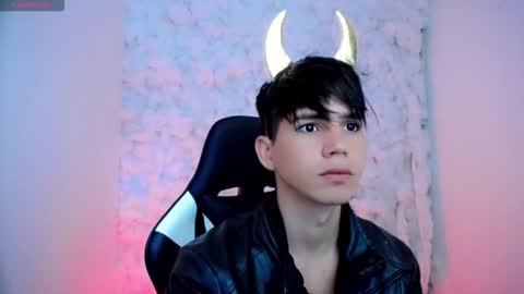 kiss_whitee online show from 10/19/25, 04:29