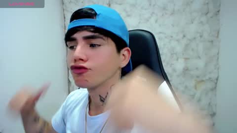 kiss_whitee online show from 12/21/25, 11:34