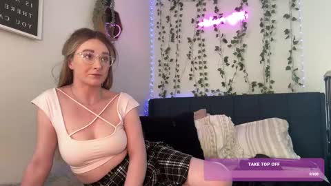 Snapshot of kisskatie chatting on 03/02/25, 04:32 Kaitie online show from 03/02/25, 04:32